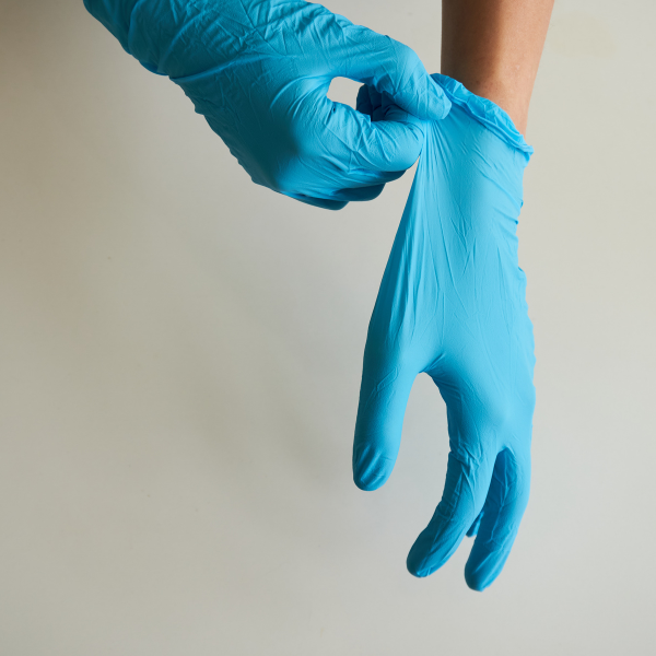 Guantes desechables de nitrilo azul sin polvo.